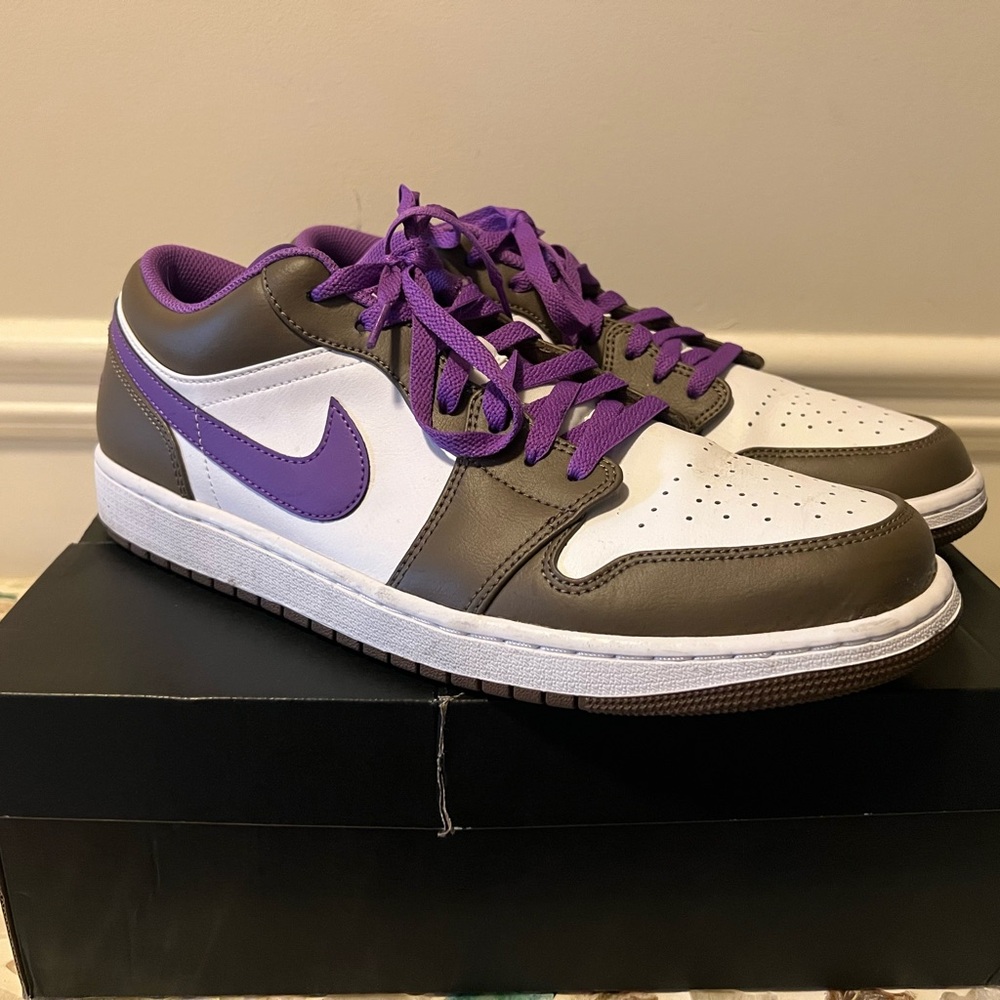 Air Jordan 1 Low
Purple Mocha' 
553558-215
Size 13 
Like New